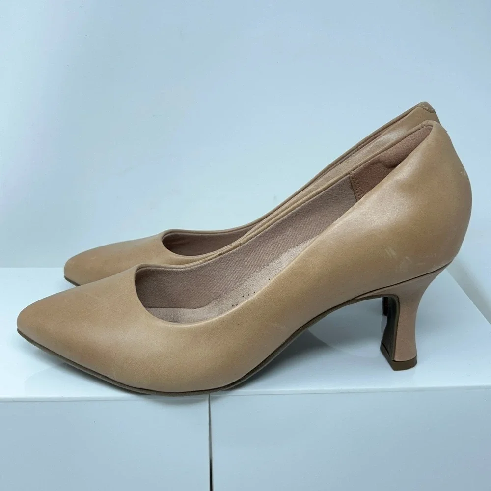 Clarks Womens 7W Warm Beige Leather Slip-On Kataleyna Gem Pump Dress Shoes NWOB
